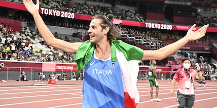 Tamberi, gioia infinita: festa di un'ora e mezza in pista!