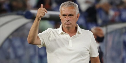 Roma, Mourinho coccola i tifosi e carica: "Ora si fa sul serio"