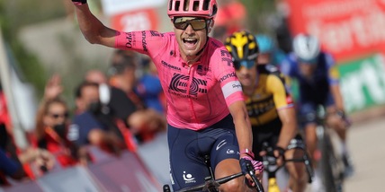 Vuelta, sesta tappa a Cort Nielsen. Roglic in rosso