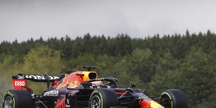 F1, Gp Belgio: Verstappen in pole, Russell 2°. Ferrari fuori nel Q2