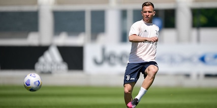 Juve, paura per Arthur: incidente in Ferrari nel centro di Torino