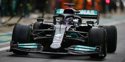 F1, Gp Russia: Hamilton vince nel finale, 2° Verstappen in rimonta davanti a Sainz