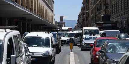 Incredibile a Roma, toro invade la carreggiata: traffico nel caos