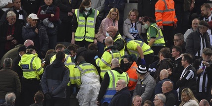 Paura in Newcastle-Tottenham: malore per un tifoso e gara sospesa