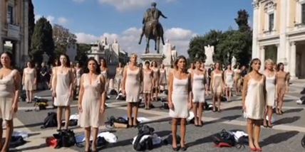 Clamoroso in Campidoglio: le ex hostess di Alitalia si spogliano