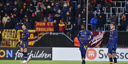 Roma, tifosi furiosi: "Vergognoso e irrispettoso, tornate a piedi"