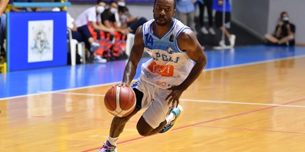 Josh Mayo rescinde con Napoli: problemi familiari