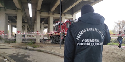 Tragedia a Parma, pulmino cade sui binari del treno