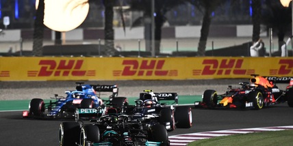 F1 Gp Qatar: Hamilton vince davanti a Verstappen e Alonso, Ferrari indietro