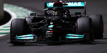 F1, prove libere 2 Gp Arabia Saudita: Hamilton davanti. Leclerc a muro nel finale