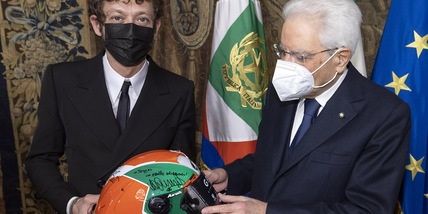 Valentino Rossi ricevuto da Mattarella: il Dottore regala un casco al Capo dello Stato