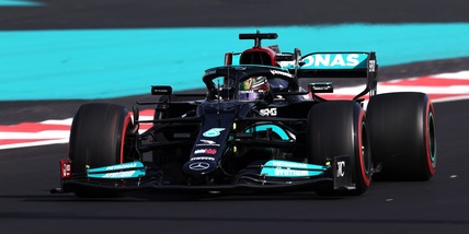 F1, nelle terze libere di Abu Dhabi Hamilton davanti a Verstappen, Ferrari indietro