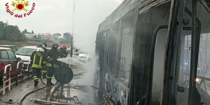 Roma, un altro bus Atac in fiamme: è l’ottavo in un anno