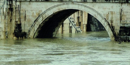 Turista americana precipita dal Lungotevere: è grave