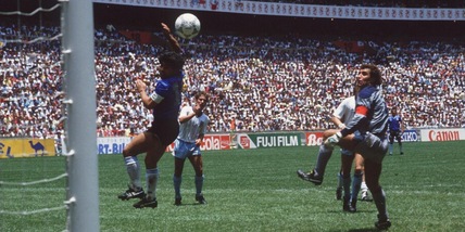 Il pallone della "mano di Dio" di Maradona venduto a una cifra pazzesca!