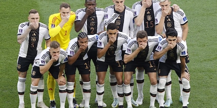 La protesta della Germania prima del calcio d'inizio contro il Giappone