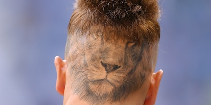 Look pazzesco, leone tatuato in testa: ecco chi è