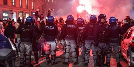 Milano, accoltellato un tifoso del Marocco durante la festa: è grave