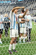 Dybala impazzito: i baci alla coppa, i canti e il regalo da portare a casa