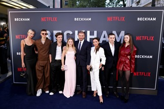 Beckham sul red carpet con Victoria e tutta la famiglia (allargata): li riconoscete tutti?