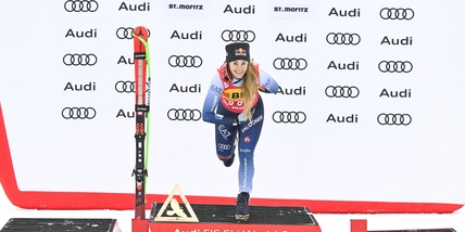 Sofia Goggia e l'inchino sul palco dopo la vittoria a St.Moritz