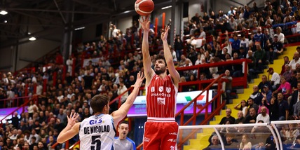 Basket Serie A, colpo Reggio Emilia: espugna Napoli 89-87