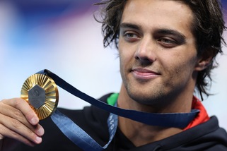 Olimpiadi, Ceccon nella storia: la festa per l'oro nei 100 metri dorso