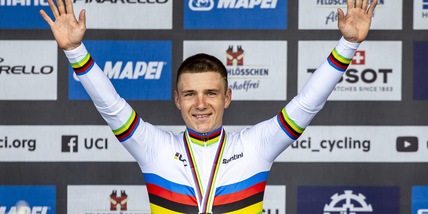 Paura per Evenepoel: finisce contro un furgone durante l'allenamento. Trasportato in ospedale