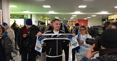 Lazio, Ibrahimovic atterrato a Fiumicino: foto e sorrisi con i tifosi