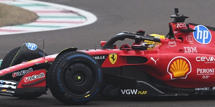 Hamilton, primo test con la Ferrari: tifosi in delirio per il debutto a Fiorano