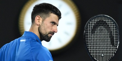 Djokovic non si allena, la stampa australiana lo attacca: “Strani infortuni…”