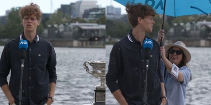 Sinner sotto la pioggia: il gesto da campione con l'ombrello e le parole su Mattarella VIDEO Sinner sotto la pioggia: il gesto da campione con l'ombrello e le parole su Mattarella VIDEO