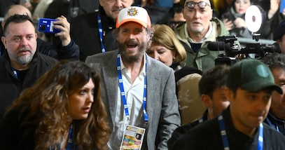 Delirio a Sanremo: Jovanotti arriva all'Ariston e il pubblico lo accoglie così