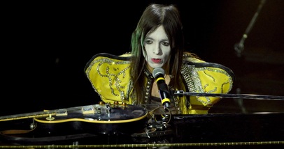 Lucio Corsi nella bufera, il cantante è accusato di razzismo: "Cambia quel testo"