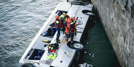 Torino, impressionante incidente: pullman turistico cade nel Po, morto l'autista