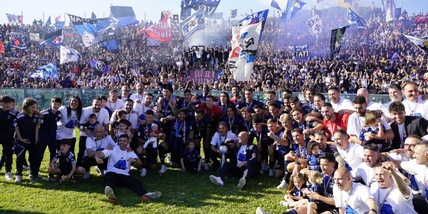 Da Bocelli ai Lungarni invasi dai tifosi: Pisa, una città in festa per il ritorno in Serie A