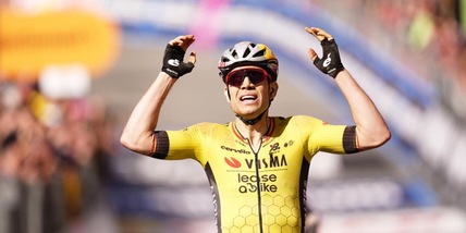 Giro d'Italia, nel caos degli sterrati vince Van Aert e del Toro va in rosa. Roglic perde più di due minuti