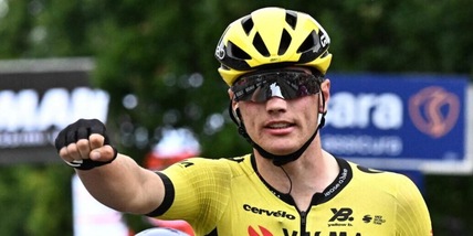 Giro d'Italia, sul traguardo di Viadana è volata di gruppo: vince Olav Kooij su Van Uden e Turner. Del Toro sempre in rosa