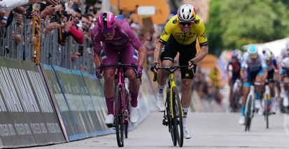 Giro d'Italia, Pedersen cala il poker piegando Van Aert e la rosa di del Toro