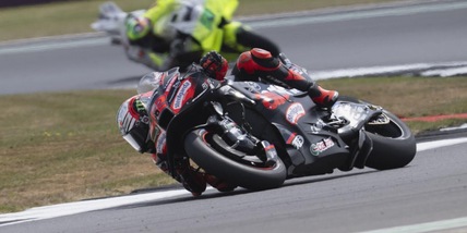 MotoGp, Bezzecchi trionfa a Silverstone: out Bagnaia e Quartararo, rivivi la diretta