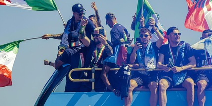 Festa scudetto: i calciatori del Napoli ​​​​​​con il Tricolore sul bus scoperto