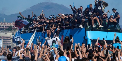 Napoli, in 200mila per la parata scudetto: festa sul Lungomare con la squadra sul pullman scoperto