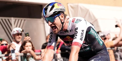 Giro d’Italia, vince Denz su Maestri e Planckaert. Si ritira Ayuso. Del Toro sempre in rosa