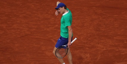 Sinner torna in campo per dimenticare Parigi: oggi il doppio e domani il singolo ad Halle