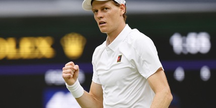 Sinner e la frecciatina al fratello che fa ridere tutti a Wimbledon: “Se andrò a vedere la F1 a Silverstone? Devo…”