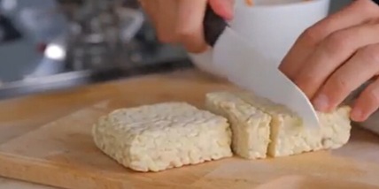 L'alimento ricco di probiotici da mangiare per prevenire il gonfiore in estate