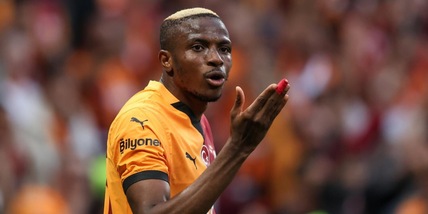 Osimhen, il Galatasaray alza l’offerta ma il Napoli non fa sconti: si tratta