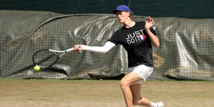 Sinner si allena con il tutore al gomito: test decisivo a Wimbledon con Vasamì