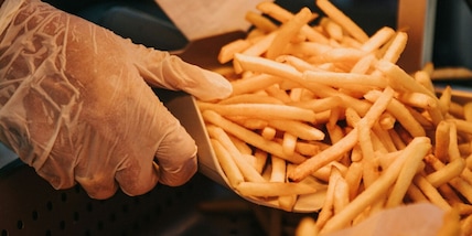 Questi 7 alimenti favoriscono la comparsa di rughe e fanno invecchiare più velocemente