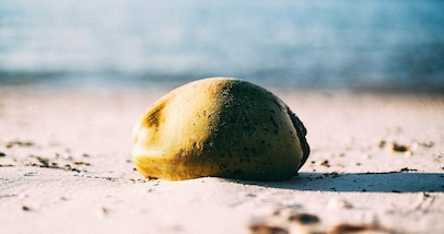 I tre alimenti che possono ustionarti la pelle se li mangi mentre prendi il sole